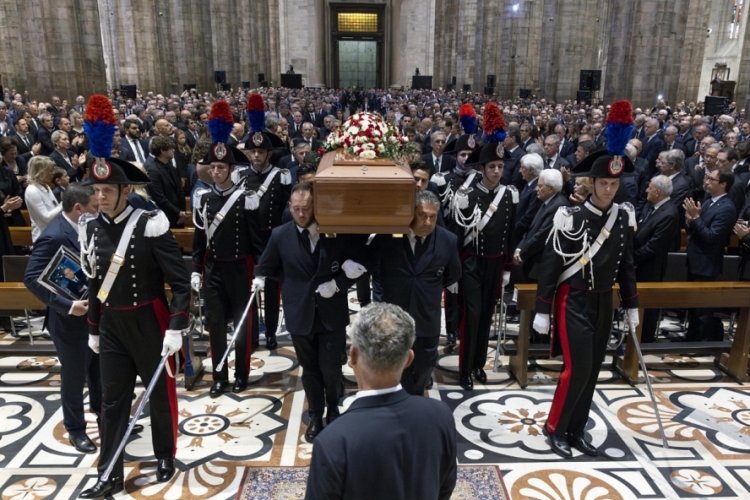 İtalya'nın eski Başbakanı Berlusconi son yolculuğuna uğurlandı