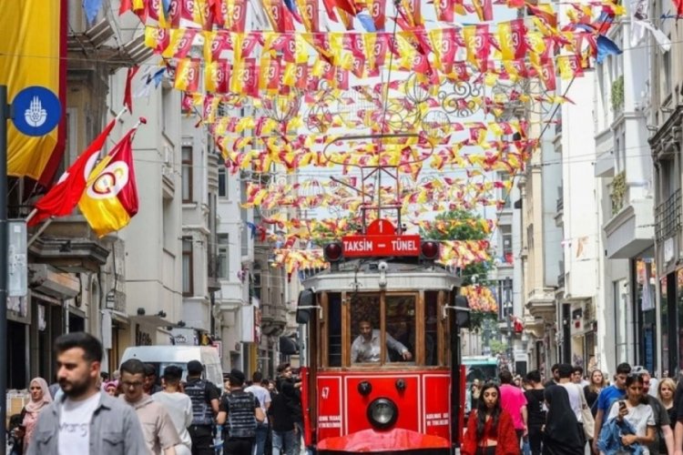 Şampiyon Galatasaray'ın bayrakları İstiklal Caddesi'ne asıldı