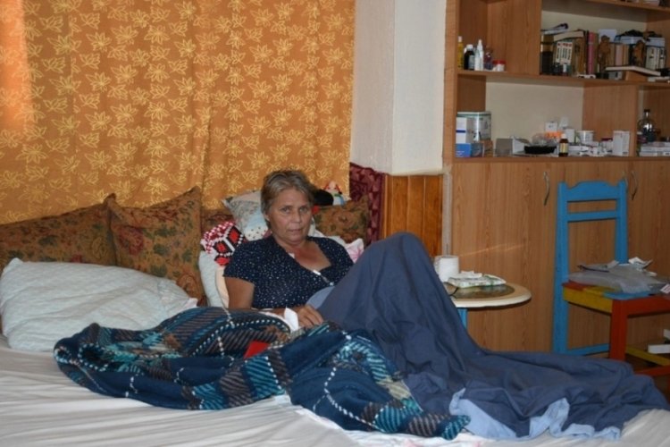 Ameliyat olamayan kanser hastası kadın, bağırsakları dışarıda yaşıyor