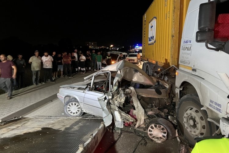 Manisa'da kamyonun &ccedil;arptığı otomobil hurdaya d&ouml;nd&uuml;: 1 yaralı