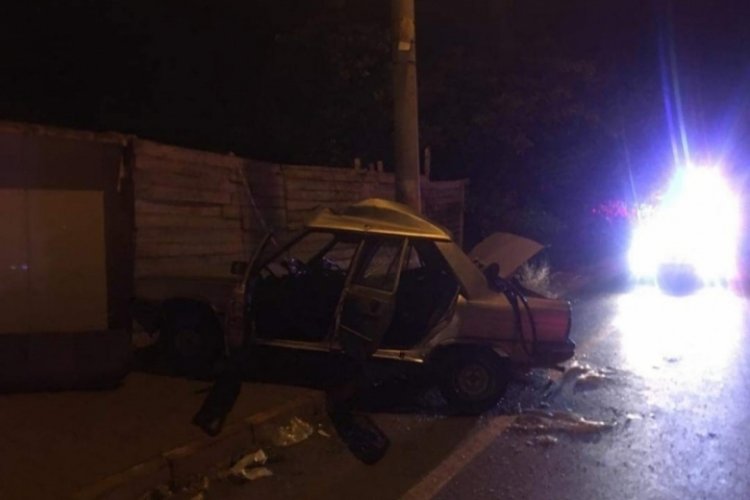 Malatya'da kontrolden &ccedil;ıkan otomobil aydınlatma direğine &ccedil;arptı: Yaralılar var