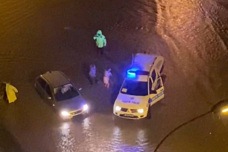 Rize'de yolda mahsur kalan aracın imdadına trafik polisleri yetişti