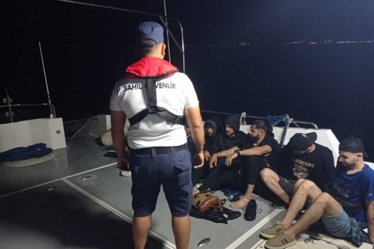 Muğla a&ccedil;ıklarında 9 d&uuml;zensiz g&ouml;&ccedil;men kurtarıldı, 8 d&uuml;zensiz g&ouml;&ccedil;men yakalandı