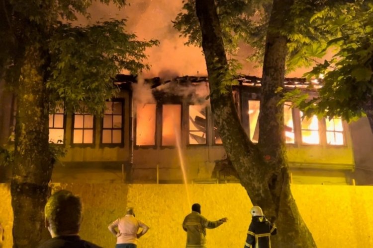 Bursa'da tarihi ahşap bina alev alev yandı