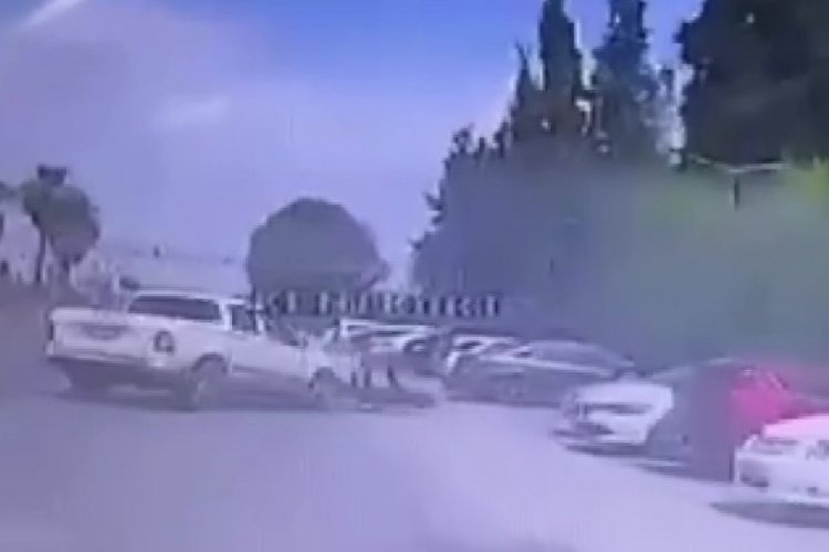 Adana'da pikabın motosikletiyle &ccedil;arptığı anlar kamerada