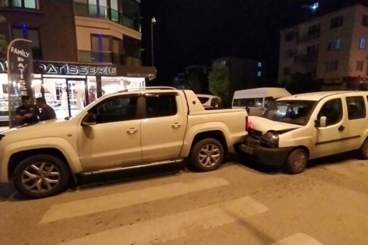 &Ccedil;orum'da kontrolden &ccedil;ıkan ara&ccedil; park halindeki kamyonete &ccedil;arptı! 1 yaralı