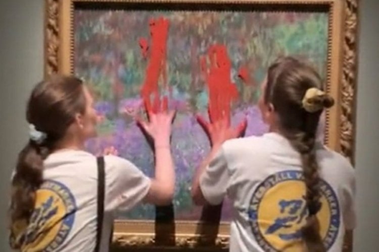 İklim aktivistlerinden Fransız ressam Claude Monet'nin tablosuna boyalı saldırı
