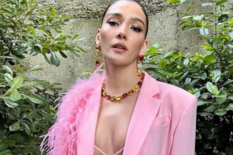 Ayb&uuml;ke Pusat g&ouml;ğ&uuml;s dekolteli pembe kombini ile dikkat &ccedil;ekti!
