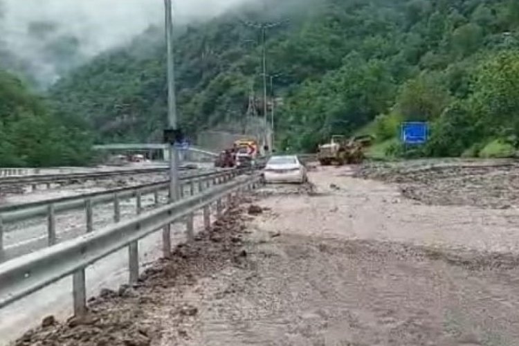 Trabzon-G&uuml;m&uuml;şhane taş ve &ccedil;amur nedeniyle ulaşıma kapandı