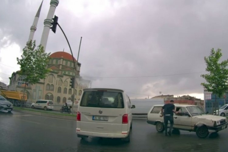 İstanbul'da trafikte olay kavga: Otomobilin &uuml;zerinden atlayıp yumruk yağmuruna tuttu