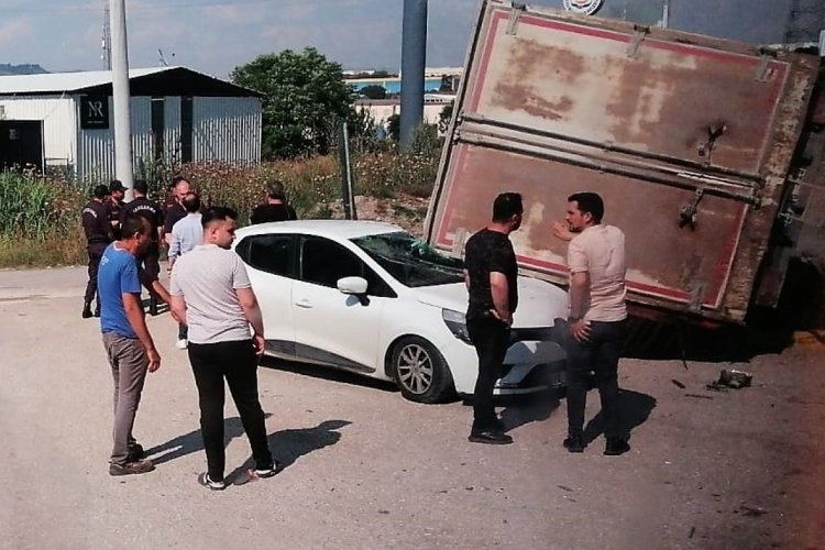 Denizli'de kazaya karışan ara&ccedil;, yoldan ge&ccedil;en otomobilin &uuml;zerine devrildi