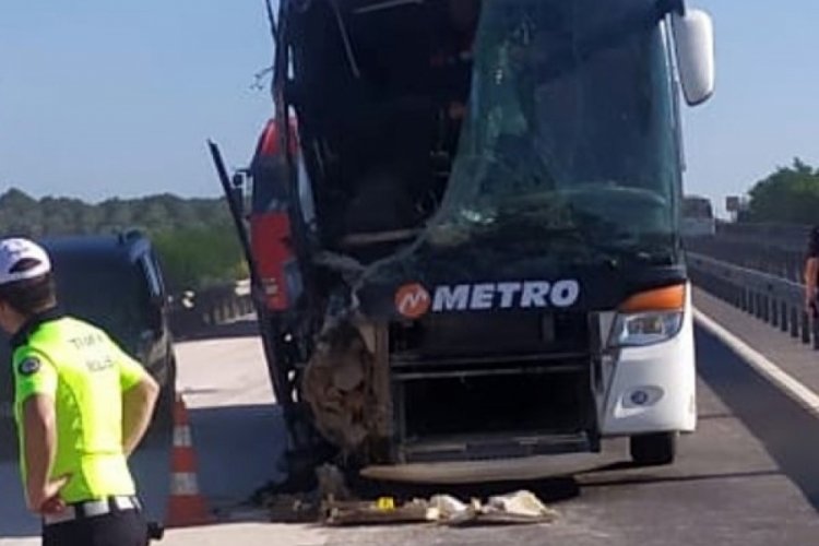 Manisa'da yolcu otob&uuml;s&uuml; kamyona &ccedil;arptı: &Ccedil;ok sayıda yaralı var