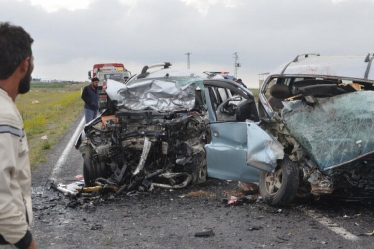 Konya'da minib&uuml;s ile kamyonet &ccedil;arpıştı! 4 &ouml;l&uuml;