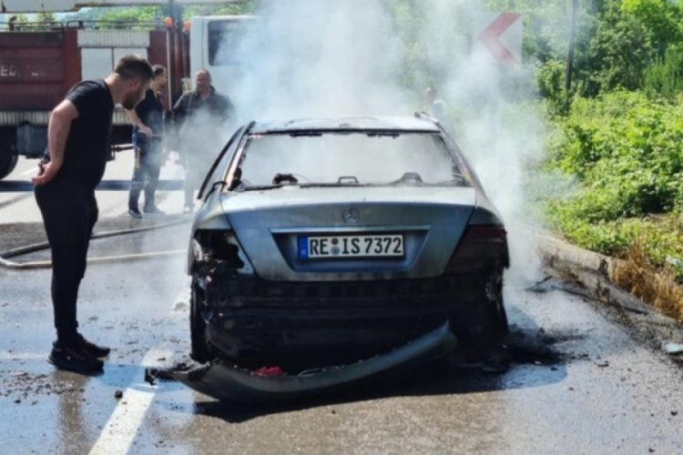 Zonguldak'ta gurbet&ccedil;inin l&uuml;ks otomobili alev aldı!