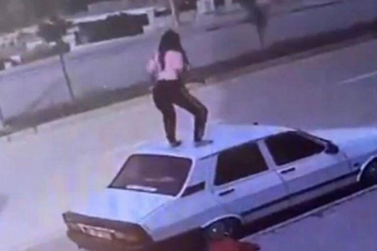 Adana'da bir kadın aracın tavanına &ccedil;ıktı! Dans etti