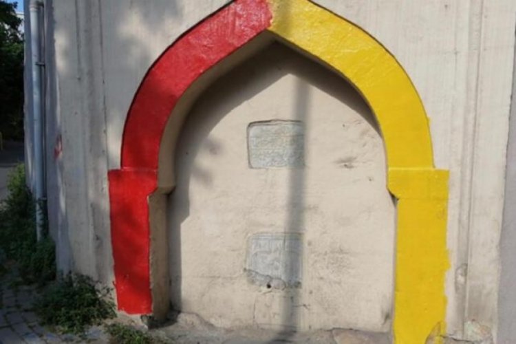 İstanbul'da tarihi &ccedil;eşmeyi sarı kırmızıya boyadılar