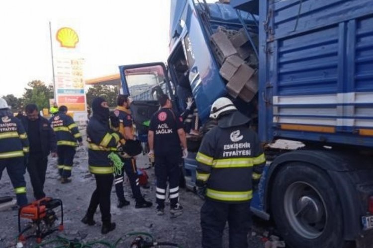 Bursa plakalı tır Eskişehir'de dehşet sa&ccedil;tı: 1'i ağır 4 yaralı