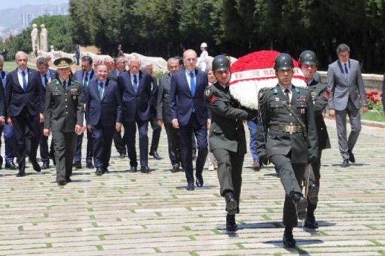 TBMM Başkanı Kurtulmuş, beraberindeki heyet ile Anıtkabir'i ziyaret etti