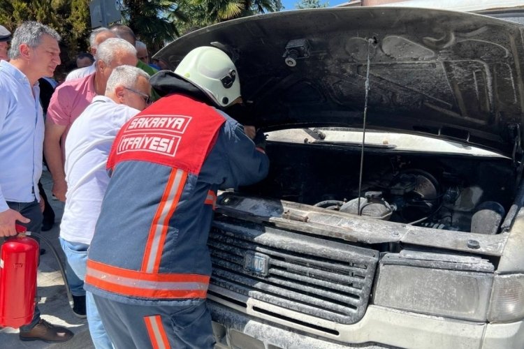 Sakarya'da yanan kamyonete ilk m&uuml;dahale vatandaştan