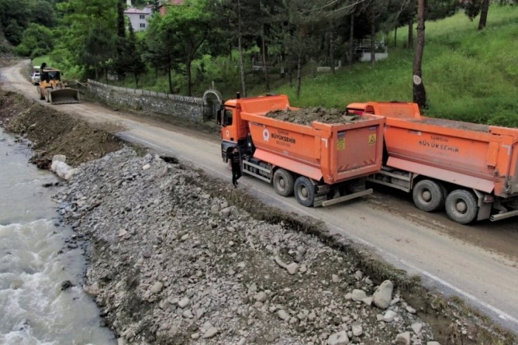 Samsun'da heyelanda zarar g&ouml;ren yollar yenileniyor