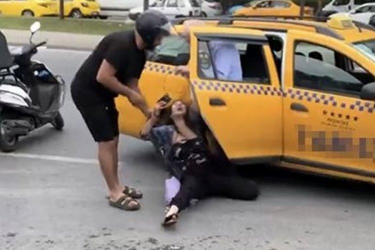 İstanbul'da yabancı uyruklu kadın kendini yere atarak taksiciye tepki g&ouml;sterdi!