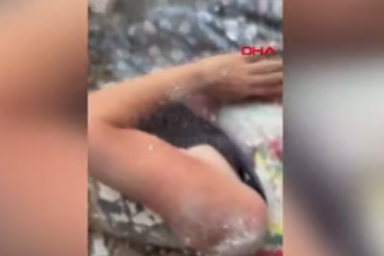 Ukrayna polisi enkaz altında kalan kadını kurtardı