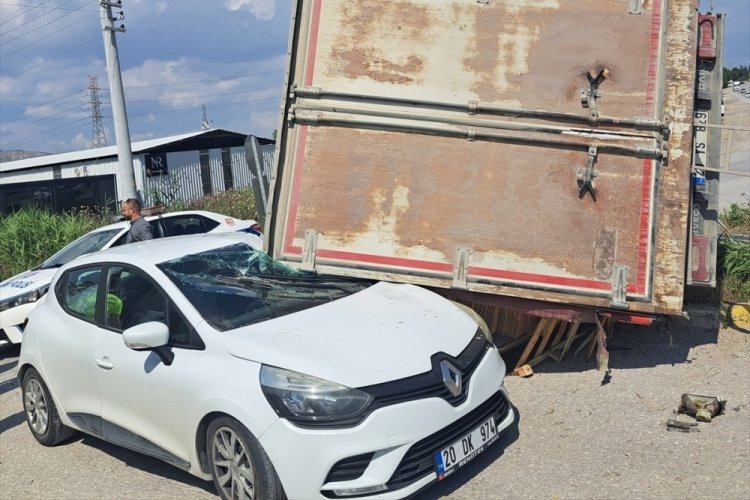 Denizli'de kamyonet otomobilin &uuml;zerine devrildi!