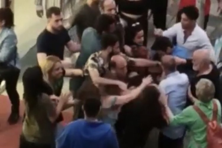 İstanbul'da mal indiren kadın esnaflar sa&ccedil; başa kavga etti!