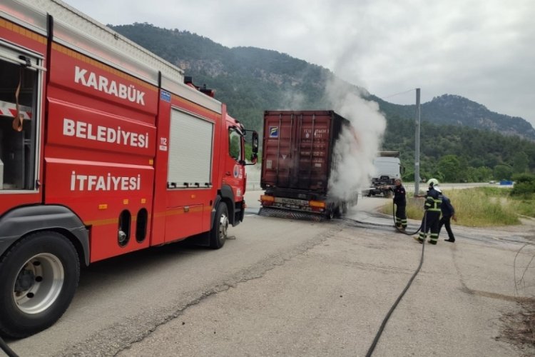 Karab&uuml;k'te seyir halindeki tırda &ccedil;ıkan yangın korkuttu