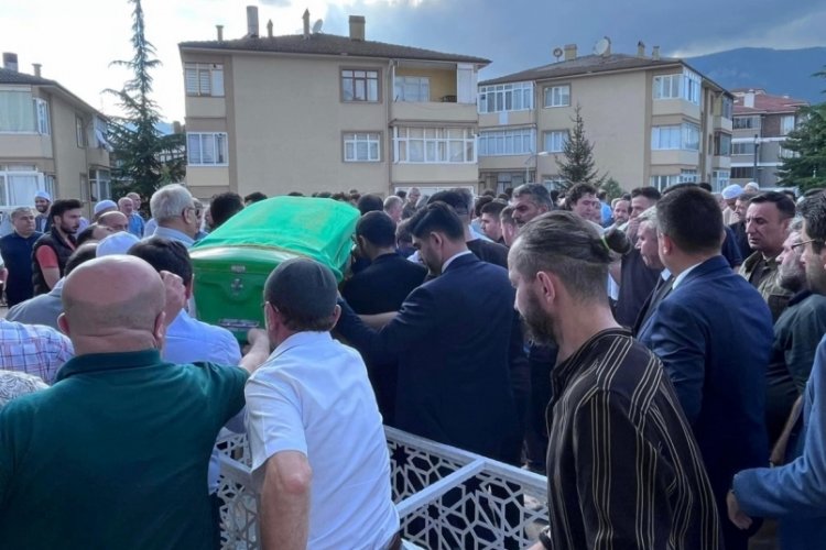Karab&uuml;k'te kansere yenik d&uuml;şen &ouml;ğretmen Nazım Kaynar son yolculuğuna uğurlandı