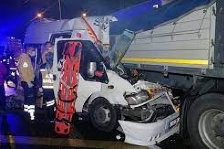 Kanada'da minib&uuml;s ile tır &ccedil;arpıştı! &Ccedil;ok sayıda &ouml;l&uuml; var