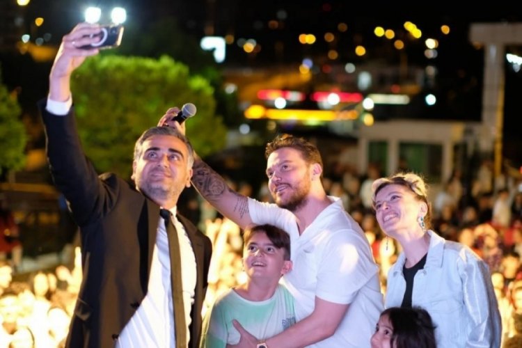 Sinan Ak&ccedil;ıl, Karab&uuml;k'te &ouml;ğrenciler i&ccedil;in sahne aldı