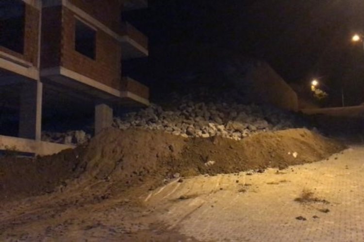 G&uuml;m&uuml;şhane'de istinat duvarı &ccedil;&ouml;kt&uuml;, mahalle sakinleri b&uuml;y&uuml;k korku yaşadı
