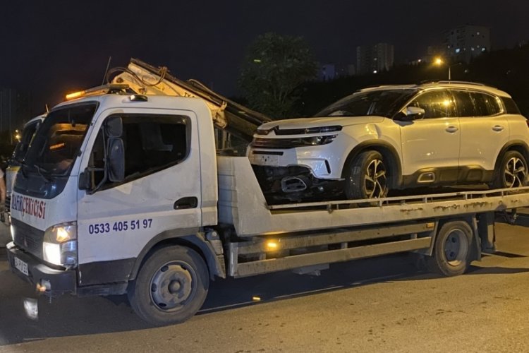 İstanbul'da şantiye alanından ge&ccedil;en ara&ccedil; &ccedil;ukura d&uuml;şt&uuml;