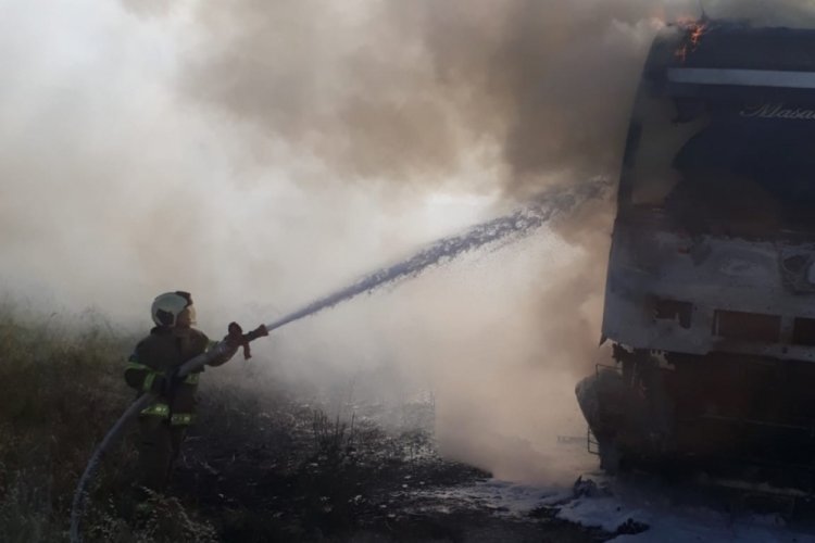Bandırma'da arpa y&uuml;kl&uuml; tır yandı! Kullanılmaz halde