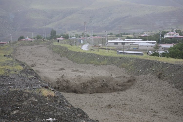 Erzincan'da sağanak derelerden seli getirdi