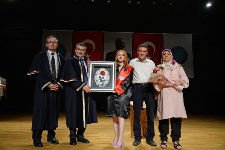 Bursa Uludağ Üniversitesi'nde Sağlık Hizmetleri MYO'da mezuniyet sevinci
