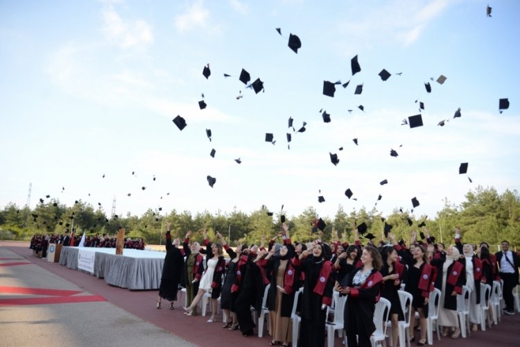 BUÜ'de sağlık ordusunun yeni neferleri belgelerini aldı