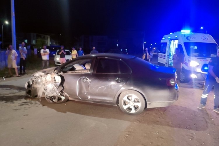 Sakarya'da duvara &ccedil;arpan otomobilin s&uuml;r&uuml;c&uuml;s&uuml; yaralandı