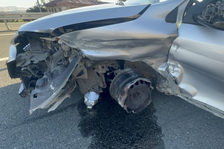 Elazığ'da trafik kazası: 3'&uuml; &ccedil;ocuk 4 yaralı
