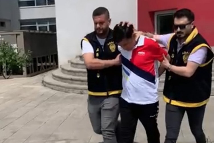 18 yıl &ouml;nce annesini &ouml;ld&uuml;rd&uuml;ğ&uuml;n&uuml; &ouml;ne s&uuml;rd&uuml;ğ&uuml; şahsı &ouml;ld&uuml;rd&uuml;