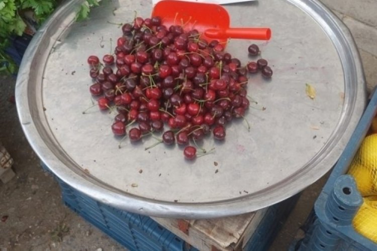 Bursalı vatandaşlar kirazı pazardan ne kadara, marketten ne kadara alıyor?