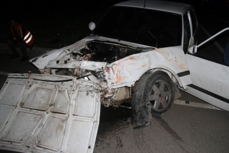 Konya'da iki otomobil &ccedil;arpıştı: 6 yaralı