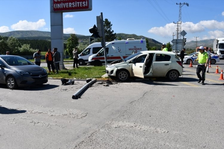 Sivas'ta tır ile otomobil &ccedil;arpıştı: 4 yaralı