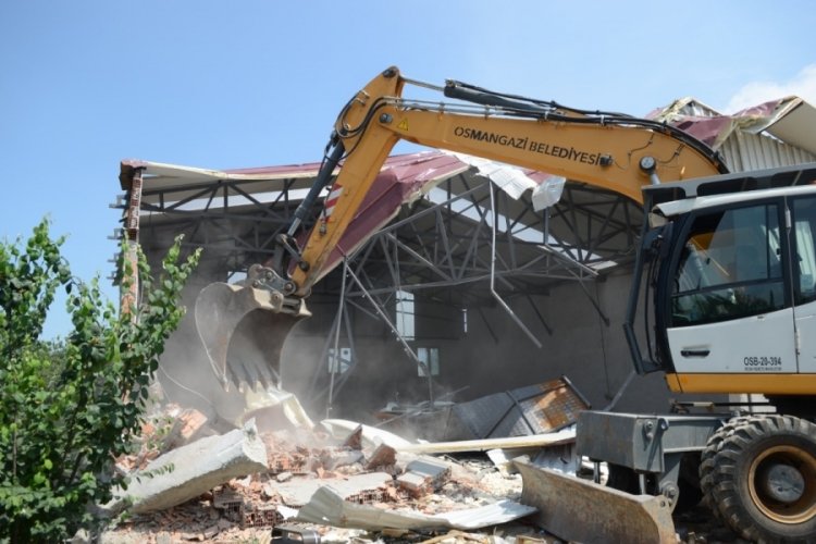 Bursa'da meyve bah&ccedil;esindeki ka&ccedil;ak işyeri yıkıldı