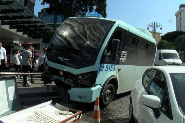 İstanbul'da yolcu minib&uuml;s&uuml; hastanenin bah&ccedil;esine daldı