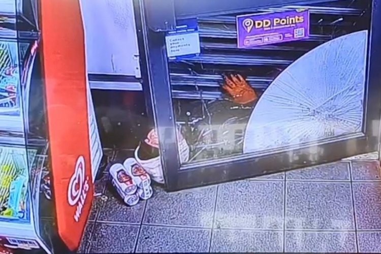İngiltere'de soyguncu, ka&ccedil;arken kepengin altına sıkıştı