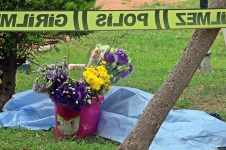 Antalya'da &ouml;ld&uuml;ğ&uuml; yer mezarı gibi oldu! Başucunda &ccedil;i&ccedil;eklerle bulundu