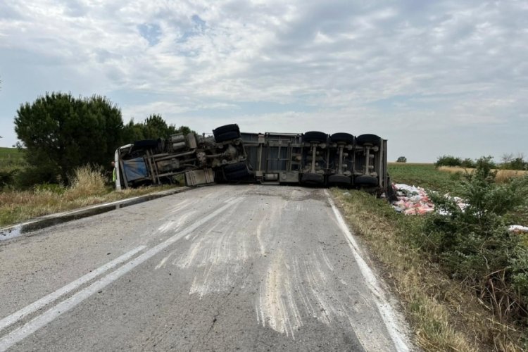 Tekirdağ'da devrilen tırın s&uuml;r&uuml;c&uuml;s&uuml; yaralandı