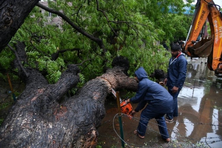 Hindistan'ı Biparjoy Kasırgası vurdu: 2 &ouml;l&uuml;, 22 yaralı